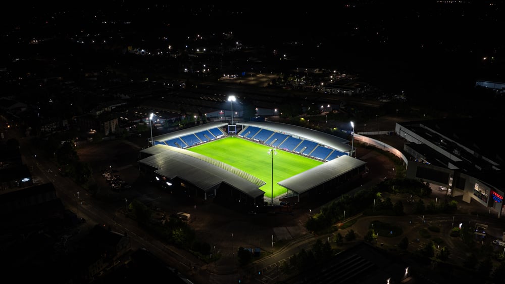 Lichtnormen voor sportvelden: luxwaarden, uniformiteit en regelgeving uitgelegd